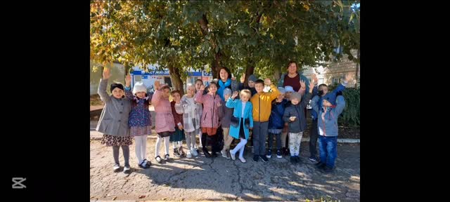 🗓5 октября средняя группа👫 воскресной школы отправилась на экскурсию в🏣 стоматологическую клинику, чтобы узнать, кто такой стоматолог и чем он занимается.

 👩‍⚕️Детей встретила доброжелательная @dr.olga_fandeev Ольга Александровна, врач-стоматолог. 
 Она🤗 улыбнулась и сказала:
— Ребята, сегодня я расскажу вам о своей профессии!
Сначала стоматолог показала кабинет:👉 большое кресло, лампа, зеркальце, щёточки и другие интересные инструменты. 👫Дети с интересом рассматривали приборы, а потом один за другим по очереди садились в кресло — просто посмотреть, как это чувствуется и немного поработать. 

👩‍⚕️Врач объяснила, как важно чистить зубы два раза в день, есть меньше🍦🍩🍰 сладкого и обязательно 👉посещать стоматолога, чтобы зубки были крепкими и здоровыми. 

Она даже провела небольшую игру: показала как делать пломбу.

Также 👫детям было показано как делается слепок зубов.

🤗В конце экскурсии каждому подарили зубную нитку, весёлую наклейку  и диплом.
🌞Дети ушли довольные и больше не боялись идти к зубному врачу.