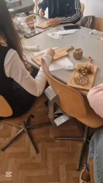 😉Нам тесно,но нам очень хорошо!!!
🤗Вот такие у нас прекрасные и интересные уроки!
🙏Слава Богу за всё!